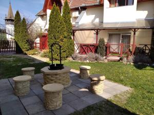 una hoguera en el patio de una casa en Hellasz Apartman, en Gyula