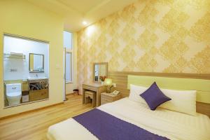 Postel nebo postele na pokoji v ubytování Khanh Uyen 1 Hotel