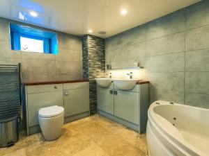 Kúpeľňa v ubytovaní Luxury traditional stone farmhouse in Saddleworth