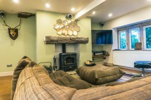 Televízia a/alebo spoločenská miestnosť v ubytovaní Luxury traditional stone farmhouse in Saddleworth