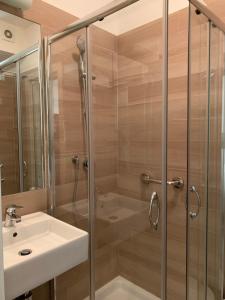ein Bad mit einer Dusche und einem Waschbecken in der Unterkunft Hotel Villa Edda in Riccione