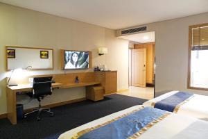 TV a/nebo společenská místnost v ubytování Ciao SaiGon Hotel & Spa