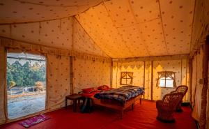 ein Schlafzimmer mit einem Bett in einem Zelt in der Unterkunft Hill Ventures - Swiss Glamping with Adventure Activities in Dharamshala