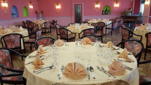 - une salle à manger avec des tables et des chaises, des verres et des serviettes dans l'établissement Grande Albergo Abruzzo, à Chieti