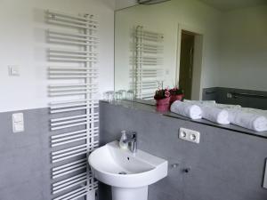 a bathroom with a sink and a mirror at Exklusive familienfreundliche Ferienwohnung im Haus Aalbeek in Timmendorfer Strand