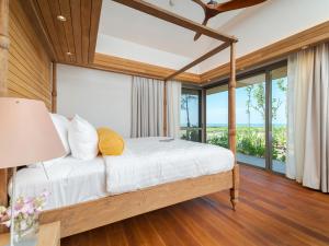 Postel nebo postele na pokoji v ubytování Luxury Beachfront Villa Phuket Private Pool Full Staff At Natai Beach + 41 fotografií