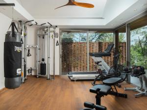 Fitness centrum a/nebo fitness zařízení v ubytování Luxury Beachfront Villa Phuket Private Pool Full Staff At Natai Beach
