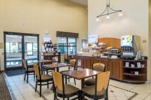 Coffee at tea making facilities sa Wingate by Wyndham Waynesboro