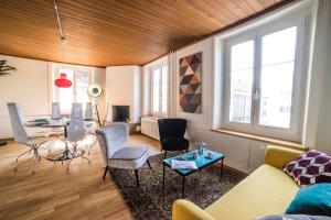 uma sala de estar com um sofá e uma mesa em Hotel Tilia em Uster
