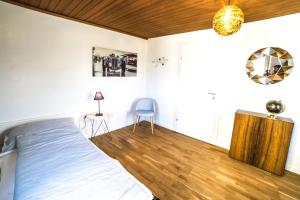 Rúm í herbergi á Hotel Tilia