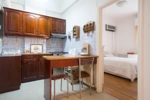 una cucina con bancone e un letto in una camera di Flat in central Athens - Pangrati ad Atene
