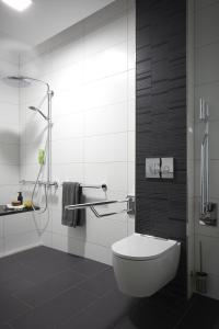 ein Bad mit einem weißen WC in einem Zimmer in der Unterkunft bfwhotel und Tagungszentrum in Nürnberg
