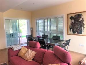 ein Wohnzimmer mit einem roten Sofa und einem Tisch in der Unterkunft CAL50 in Calafat