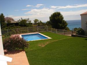 einen Hinterhof mit Pool und grünem Gras in der Unterkunft CAL50 in Calafat