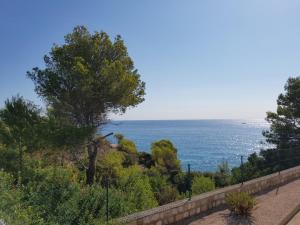ein Blick auf das Meer von einem Hügel in der Unterkunft CAL50 in Calafat