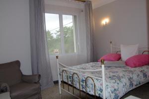 Postel nebo postele na pokoji v ubytování Villa La Source + 20 fotografií