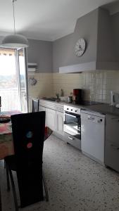 Kuchyň nebo kuchyňský kout v ubytování Villa La Source