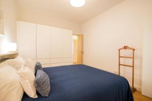ein Schlafzimmer mit einem Bett mit Kissen und einer Leiter in der Unterkunft Center Apartment - Chiado - Heart of Lisbon in Lissabon