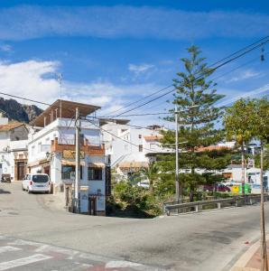 an empty street in a town with a tree at Hostal Valle Del Sol Alora in Alora