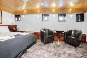 Mälardrottningen Yacht Hotel客房内的一张或多张床位
