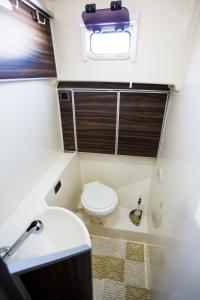 A bathroom at Jacht motorowy Nautika 1300 LUX