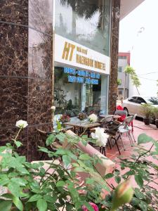 ein Restaurant mit Tischen und Stühlen außerhalb eines Gebäudes in der Unterkunft Haengbok Hotel in Bắc Ninh