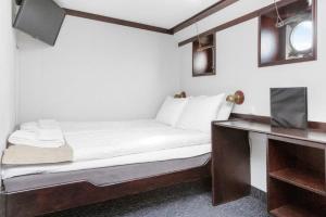 Mälardrottningen Yacht Hotel客房内的一张或多张床位