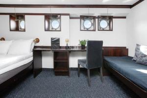 Mälardrottningen Yacht Hotel客房内的一张或多张床位