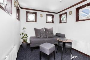 Mälardrottningen Yacht Hotel的休息区
