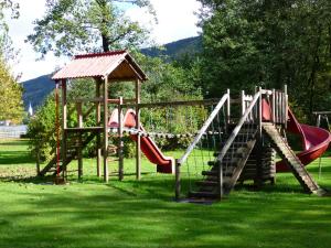 einen Park mit Spielplatz mit Rutsche in der Unterkunft Ferienwohnung Seeblick in Bodensdorf