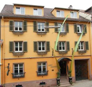 un edificio amarillo con persianas verdes. en Art Hotel Neckar, en Neckargemünd