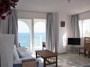 - un salon avec vue sur l'océan dans l'établissement Ap velilla, à Almuñécar