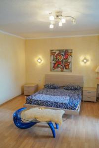 - une chambre avec un lit et une planche de surf à l'étage dans l'établissement Apartment Triokhsviatytelskaya Street 3, à Kiev