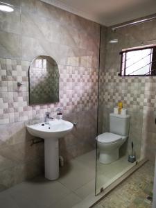 La salle de bains est pourvue d'un lavabo et de toilettes. dans l'établissement Green Olive Residences, à Bethlehem