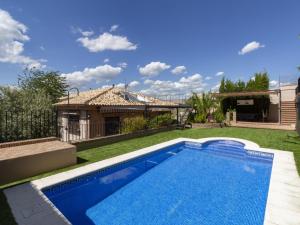 einen Pool in einem Hof mit einem Haus in der Unterkunft Casa jofrais in La Zubia