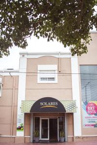 上格拉西亞的住宿－Solares Hotel & Spa，带有 ⁇ 蛇标志的建筑