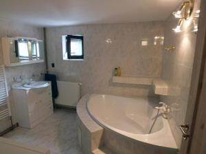 un bagno con una grande vasca e un lavandino di Chata Údolíčko a Perštejn
