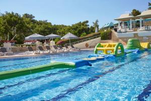 Bazén v ubytování ROBINSON PAMFILYA - All Inclusive nebo v jeho okolí