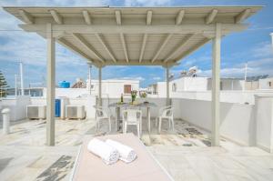 un pabellón en el techo de una casa con mesa y sillas en Soula Naxos, en Naxos Chora