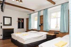 Un pat sau paturi într-o cameră la Die Bruckmühle