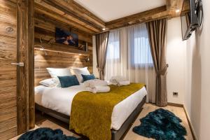 Кровать или кровати в номере Manali Lodge by Alpine Residences