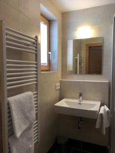 A bathroom at Gutshof Harlandleiten