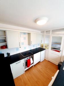 A kitchen or kitchenette at Rayleigh Town Centre 2 Bedroom Apartment
