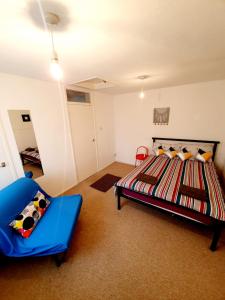 Rayleigh Town Centre 2 Bedroom Apartment في رايلي: غرفة نوم فيها سرير وكرسي