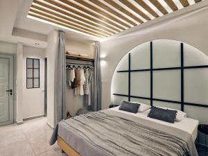 um quarto com uma cama grande e uma janela grande em Bella Vista Apartments em Zakynthos