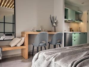 ザキントスにあるBella Vista Apartmentsのベッドルーム1室(ベッド1台、テーブル、椅子付)