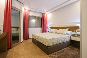 Ένα ή περισσότερα κρεβάτια σε δωμάτιο στο HOTEL MAKARIM TETOUAN