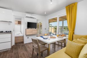 Mobile Homes Camping Omišalj的厨房或小厨房