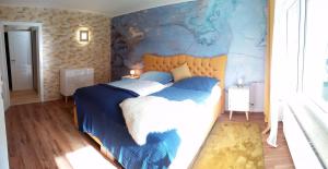 En eller flere senge i et værelse på Marburg Apartment Mediterrane mit Kamin, Terrasse & Lounge KEINE Monteure !
