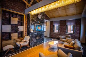 ein Wohnzimmer mit Couch und Kamin in der Unterkunft Kaya Life Resort in Uzungöl